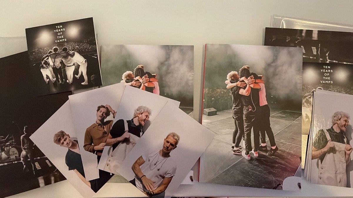 _iam_desy_'s tweet photo. Finally are arrivedโค๏ธ @TheVampsband @TheVampsCon @TheVampsJames @TheVampsTristan @TheVampsBrad #10yearsofvamily #thevampszinemap @_mel_atonina_ https://t.co/x4Fj1kv7sH