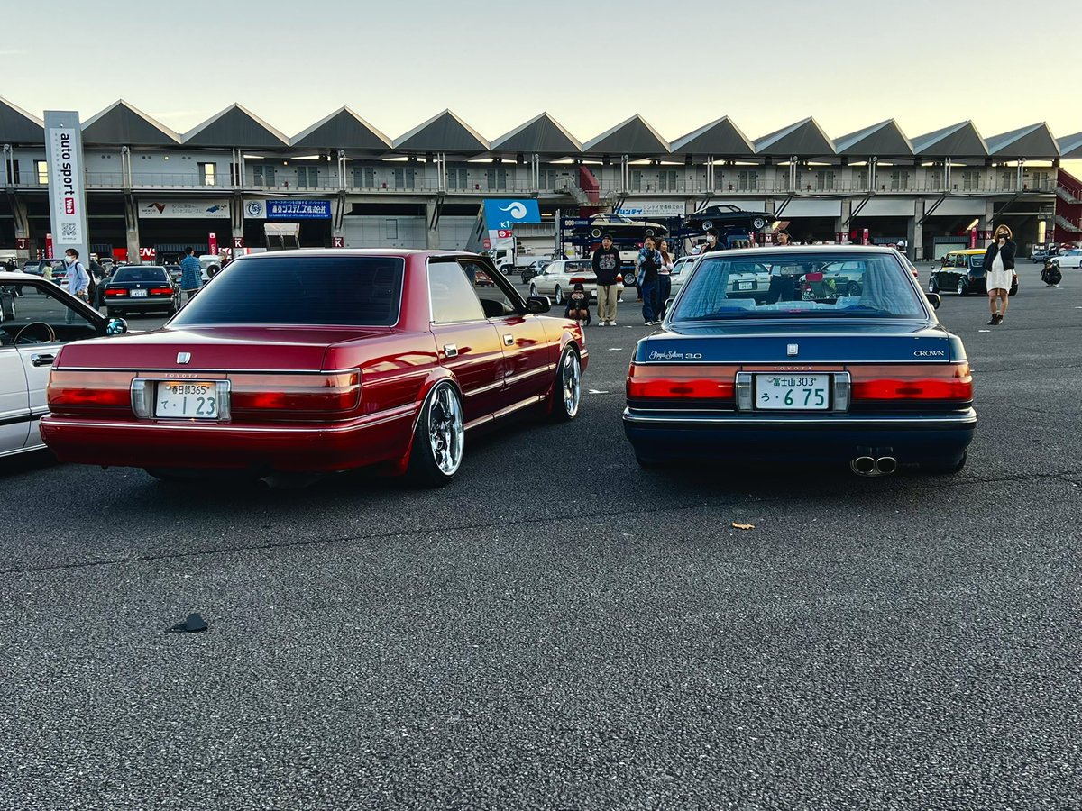 __L__V__'s tweet photo. 本日は  赤×青
            🔥×💎
レクサスのレッドきれいだった！

そして同年代セダンで並べさせて頂いた📸
ガールズオーナーかっこよすぎです。
 #ハチマルミーティング https://t.co/oUaGdQXKPa