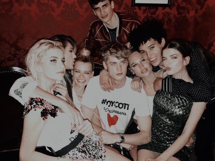 ⠀

     𝐘𝐎𝐔𝐍𝐆  𝐑𝐎𝐘𝐀𝐋𝐓𝐘!   Os  herdeiros 
    das principais monarquia espalhadas
    pelo mundo estão reunidos hoje para 
    uma   viagem  ao  Brasil.  Não   temos
    conhecimento     do     motivo,     mas 
    estamos   ansiosos   para   descobrir.
⠀