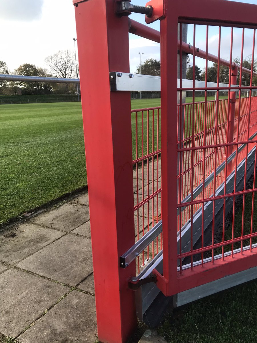 Sportsign's tweet photo. Fase 2 van de nieuwe boarding @TweHerAcademie. Alle aluminium profielen zijn gemonteerd, de afwerking is begonnen…. Naschroeven, eindkapjes, en ribberstrips monteren. De eerste #reclameborden en tussenstroken zijn opgehangen @PureEnergieNL @fctwente @HeraclesAlmelo #railsysteem https://t.co/jVFCobhFJW