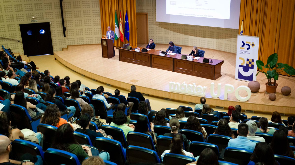 pablodeolavide's tweet photo. 🪙 Hoy hemos inaugurado oficialmente los programas de máster universitarios 2022-23 que en esta edición cuentan con más de 1.600 estudiantes.

☑️Nuestro catedrático @JosA65908052 ha sido el encargado de impartir la lección inaugural ‘Medicina de Precisión en Enfermedades Raras’. https://t.co/KbXk2mgna3