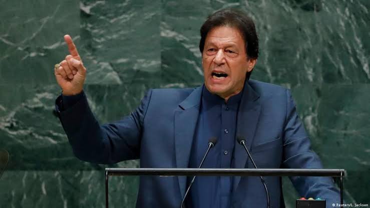 mobeenkhan1231's tweet photo. #عمران #خان غریب #پاکستانیوں کی آواز ہیں، وہ کوئی لوٹ مار، چوری، کرپشن یا رشوت ستانی میں ملوث نہیں ہے. وہ اپنے ملک کے لیے لڑ رہا ہے.عمران خان کو سچائی کہ راستے میں گولی مار دی گئی پاکستانیوں کو اس پر فخر ہونا چاہیے۔
#عمران خدمتی خلق کی سالارهی https://t.co/IMpLb1YaqJ
