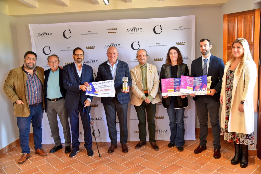 JesusJCarnero's tweet photo. Pascual Herrera era, además de enólogo, "la sonrisa del vino".
Un honor y un orgullo recibir hoy, de manos de su hijo Manuel, el Premio Gran #Cinve 2020 que lleva su nombre en #BodegaCasteloDeMedina, que no pudimos recoger por causa del #Covid_19.
@DORueda
@DOCigales @ncabarri https://t.co/AWY0oMgPDX