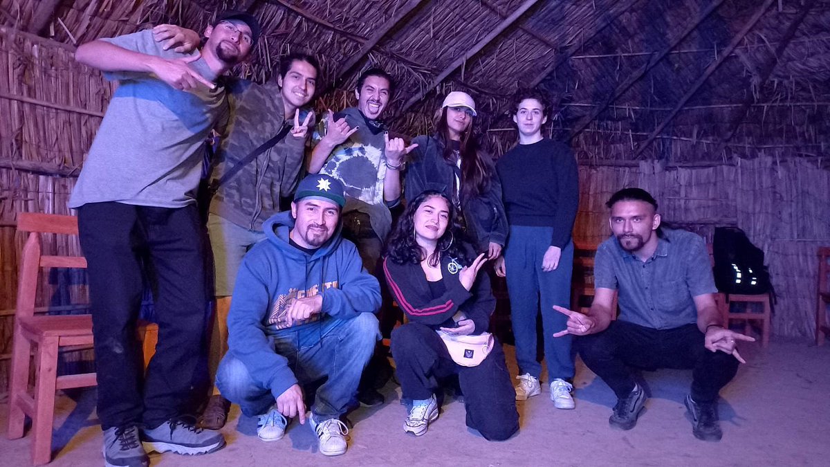 JaimeCuyanao's tweet photo. Seguimos compartiendo la palabras y el rakizuam en el taller de Rap Mapuche. ✊🏽
Amulepe taiñ ülkantun! 🌿🎶

#Mapuche 
#RapMapuche 
#Wallmapu https://t.co/UqxdJXUWjC