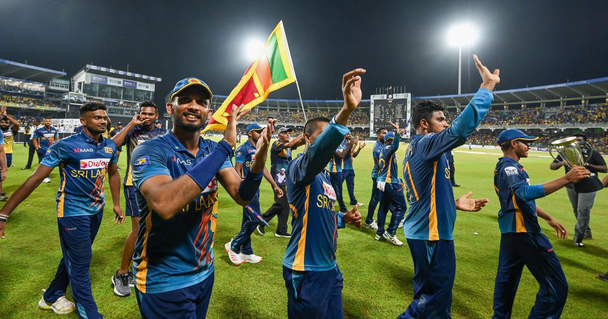 FastNews1st's tweet image. 2022 டீ20 உலக கோப்பை போட்டிகளில்  இன்று ஆப்கானிஸ்தானை ஆஸ்திரேலிய அணி வீழ்த்தியதால் இலங்கை டீ 20 உலக கோப்பையில் இருந்து வெளியேறியது.

இலங்கை வெளியேறிய போதிலும், 2024 அமெரிக்கா மற்றும் மேற்கிந்தியத் தீவுகளில் நடைபெறவுள்ள டி20 உலகக் கோப்பைக்கு தானாக தகுதி பெறுவதை உறுதி செய்துள்ளது.
