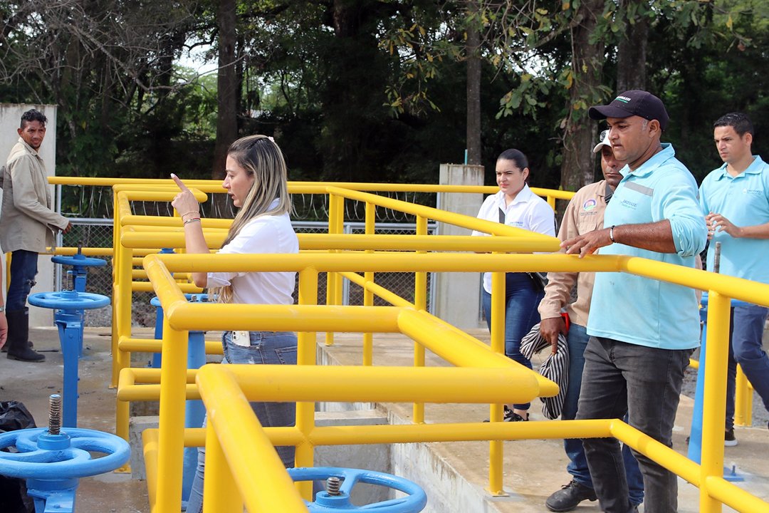 emcodazzi's tweet photo. Visitamos la obra que va a garantizar el mejoramiento de la calidad de vida de más 5.500 habitantes con el consumo de agua potable en Casacará. Llegamos para conocer cuál ha sido el proceso, cómo ha avanzado  y cómo darán el correcto funcionamiento de la construcción de la PTAP https://t.co/JDAh6E64Kk
