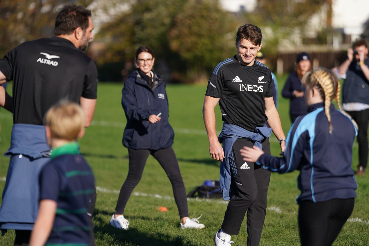 vaughangething's tweet photo. Amazing to see that Penarth welcomed some @AllBlacks today!

Hopefully @beaudenbarrett was able to pick up some tips from the @phoenix_touch juniors at the @Old_Pens_RFC.

Thanks to @ShootinDave for the photos. https://t.co/CfJG5SwVPO