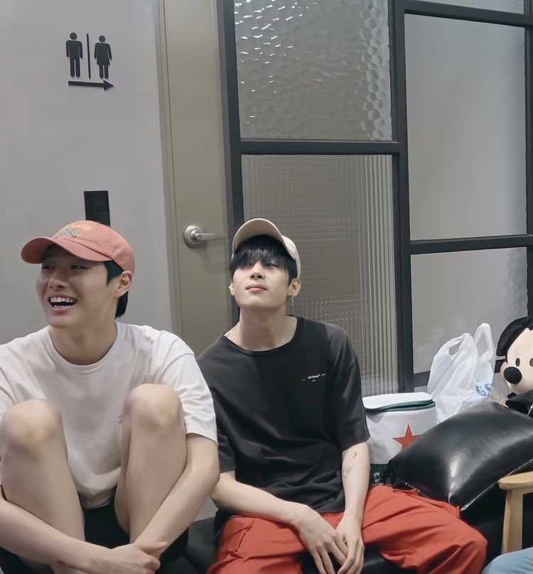 swyhgz's tweet photo. yep they are X1’s two leaders.. too still can’t believe this happened yet even it was only few seconds but almost recovered my whole life…. https://t.co/6ePpnp5L67