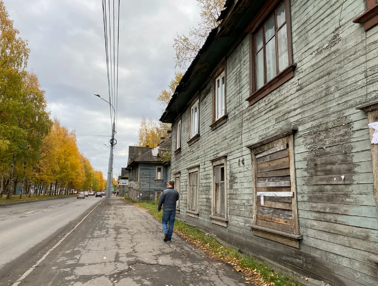 FreeRussiaEU's tweet image. Archangielsk to miasto GUŁAGu. Do dziś w mieście są "baraki" z drewna zbudowane w latach 30. i 50. XX wieku. Takie domy budowano dla robotników, szybko, tanio i z minimalnymi udogodnieniami do życia