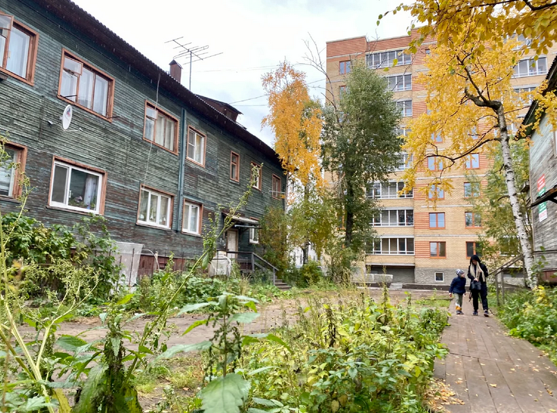 FreeRussiaEU's tweet image. Archangielsk to miasto GUŁAGu. Do dziś w mieście są "baraki" z drewna zbudowane w latach 30. i 50. XX wieku. Takie domy budowano dla robotników, szybko, tanio i z minimalnymi udogodnieniami do życia