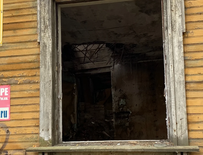 FreeRussiaEU's tweet image. Archangielsk to miasto GUŁAGu. Do dziś w mieście są "baraki" z drewna zbudowane w latach 30. i 50. XX wieku. Takie domy budowano dla robotników, szybko, tanio i z minimalnymi udogodnieniami do życia