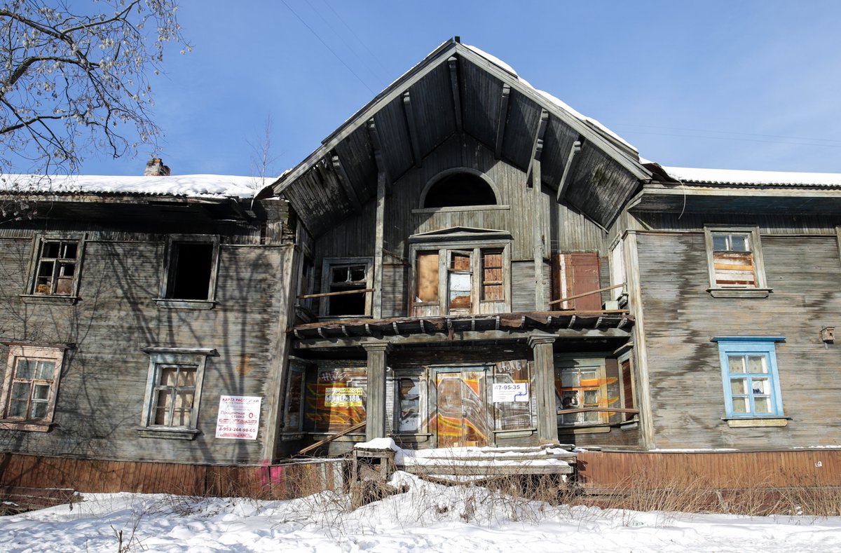 FreeRussiaEU's tweet image. Archangielsk to miasto GUŁAGu. Do dziś w mieście są "baraki" z drewna zbudowane w latach 30. i 50. XX wieku. Takie domy budowano dla robotników, szybko, tanio i z minimalnymi udogodnieniami do życia