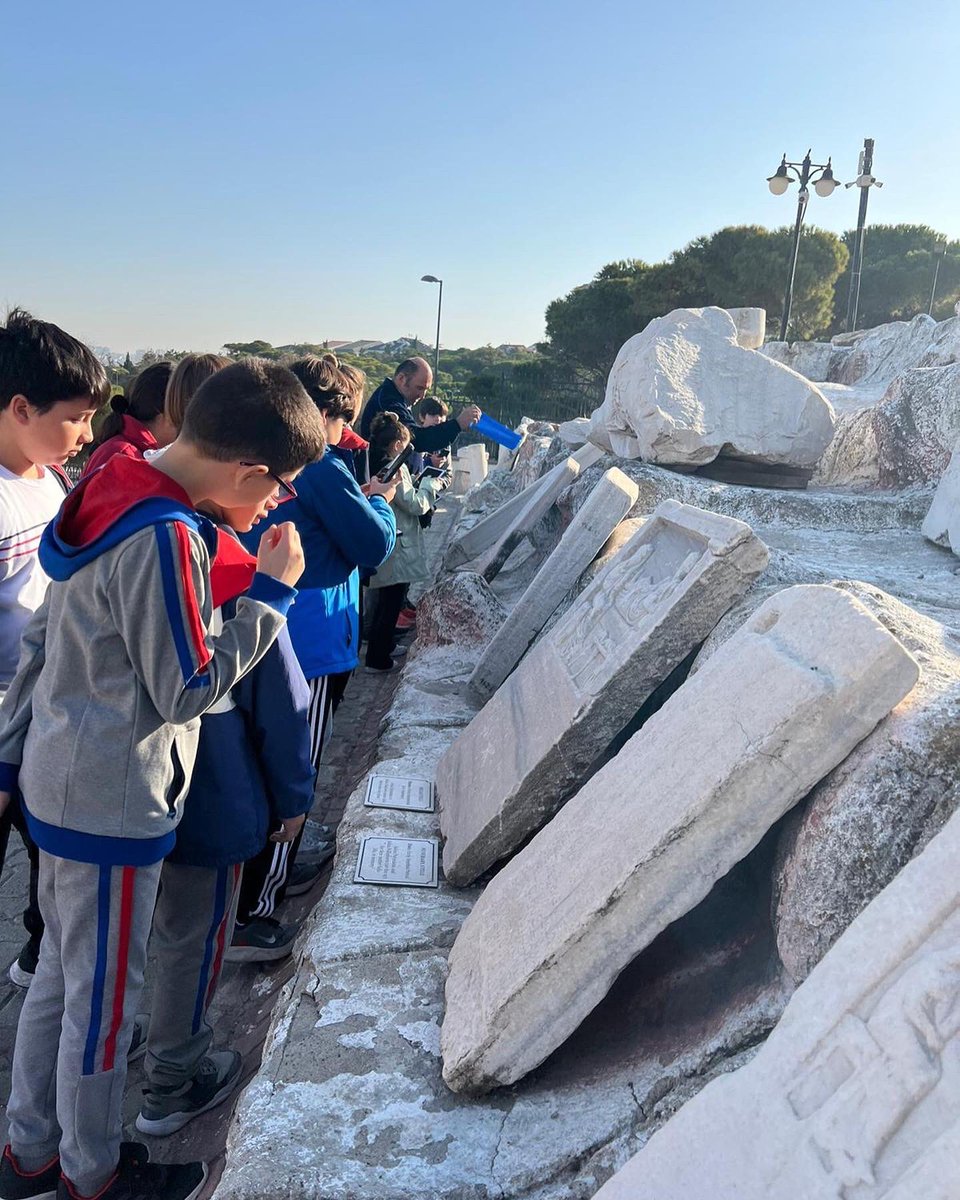 BKBANDIRMA's tweet photo. Ortaokul 5. s��nıf öğrencilerimiz sosyal bilgiler dersinde işledikleri “Anadolu Medeniyetleri” eserlerini görmek için Bandırma Arkeoloji Müzesi’ni ziyaret etti.💙❤️ https://t.co/DU6DSB7OyY