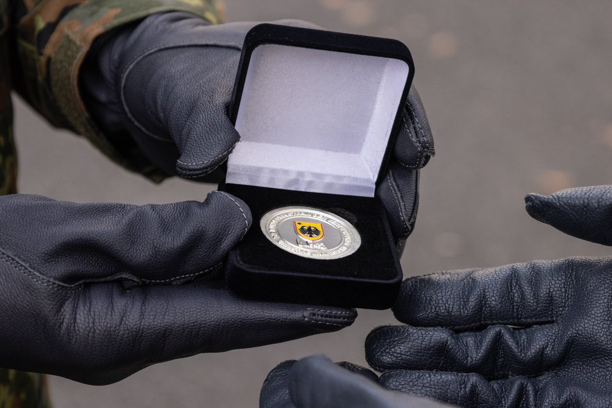 OFK_Bundeswehr's tweet photo. In Berlin wurde heute bei einem Appell das Engagement der Bundeswehrangehörigen im Einsatz gegen die Corona-Pandemie gewürdigt. Die Bundesministerin der Verteidigung zeichnete Abordnungen aus der gesamten Bundeswehr aus. #CoronaCoin #Corona #FürEuchgemeinsamstark #TFK #Amtshilfe https://t.co/a3D9tnCiD5