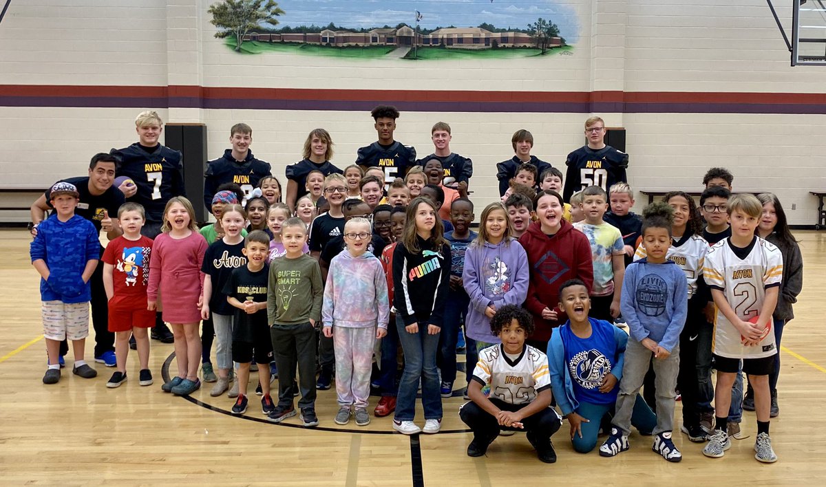fbcoachjmayo's tweet photo. 🏈 9 HOURS TO KICKOFF

@AvonFBOrioles spent this morning reading at River Birch Elementary.
Great week of practice and we will Defend the Valley tonight!

@AvonQBClub @OrioleAthletics @OrioleTweets @CoachMarkBless 
@RBE_ACSC @TownofAvonIN https://t.co/HIwIrOqWuf