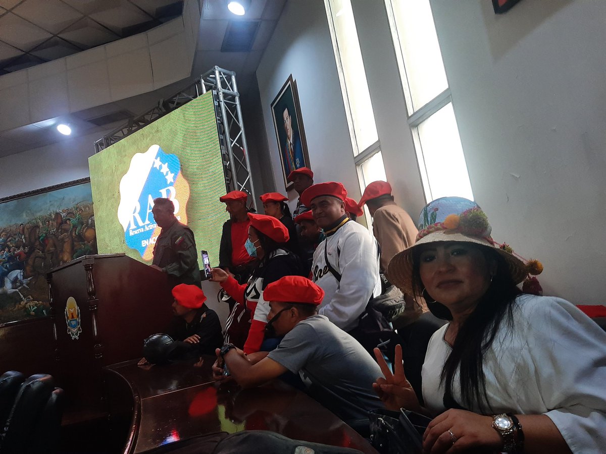 SomosReservaAct's tweet photo. @SomosReservaAct @GeneralPueblo @GloriaC_Psuv Hor en el Estado Anzoategui jurametando a la Coordinación de la Reserva Activa Bolivariana, con su pueblo y el espíritu del Cmdte Supremo Hugo Chávez. Acompañado con los Pueblos Indígenas Warao, Kumanagoto, piritu, Inga, Kariña. ULBV https://t.co/6rAvlipfaI