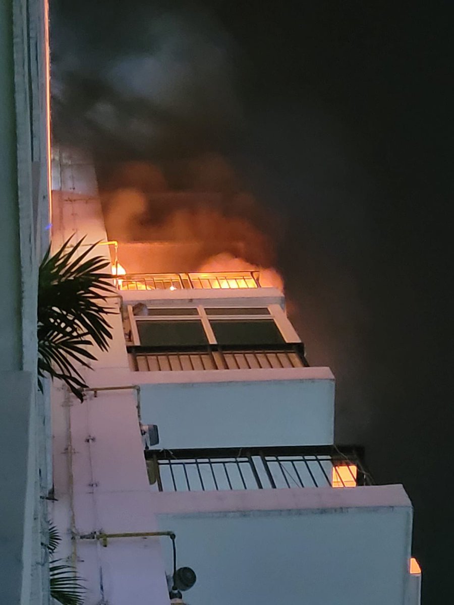 #ग्रेनो_वेस्ट की #गुलशन_बेलिना #सोसाइटी के E टावर में 13वीं मंजिल पर एक #फ्लैट की बालकनी में लगी #आग, दीये से लगी आग, आग पर काबू पाया गया