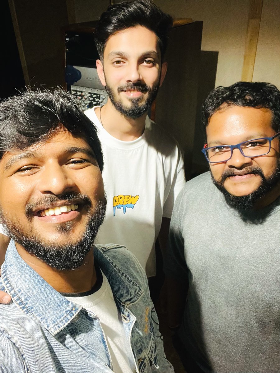 #ChillaChilla recorded our Rockstar @anirudhofficial 🫶🏼 in the lyrics of @VaisaghOfficial

Hashtag 🙌🏻 👉🏼 #ThunivuUpdate 

#Ajithkumar #HVinoth #NoGutsNoGlory 

@BoneyKapoor @ZeeStudios_ @BayViewProjOffl @SureshChandraa #NiravShah  #Milan @SupremeSundar_ @editorvijay #Kalyan