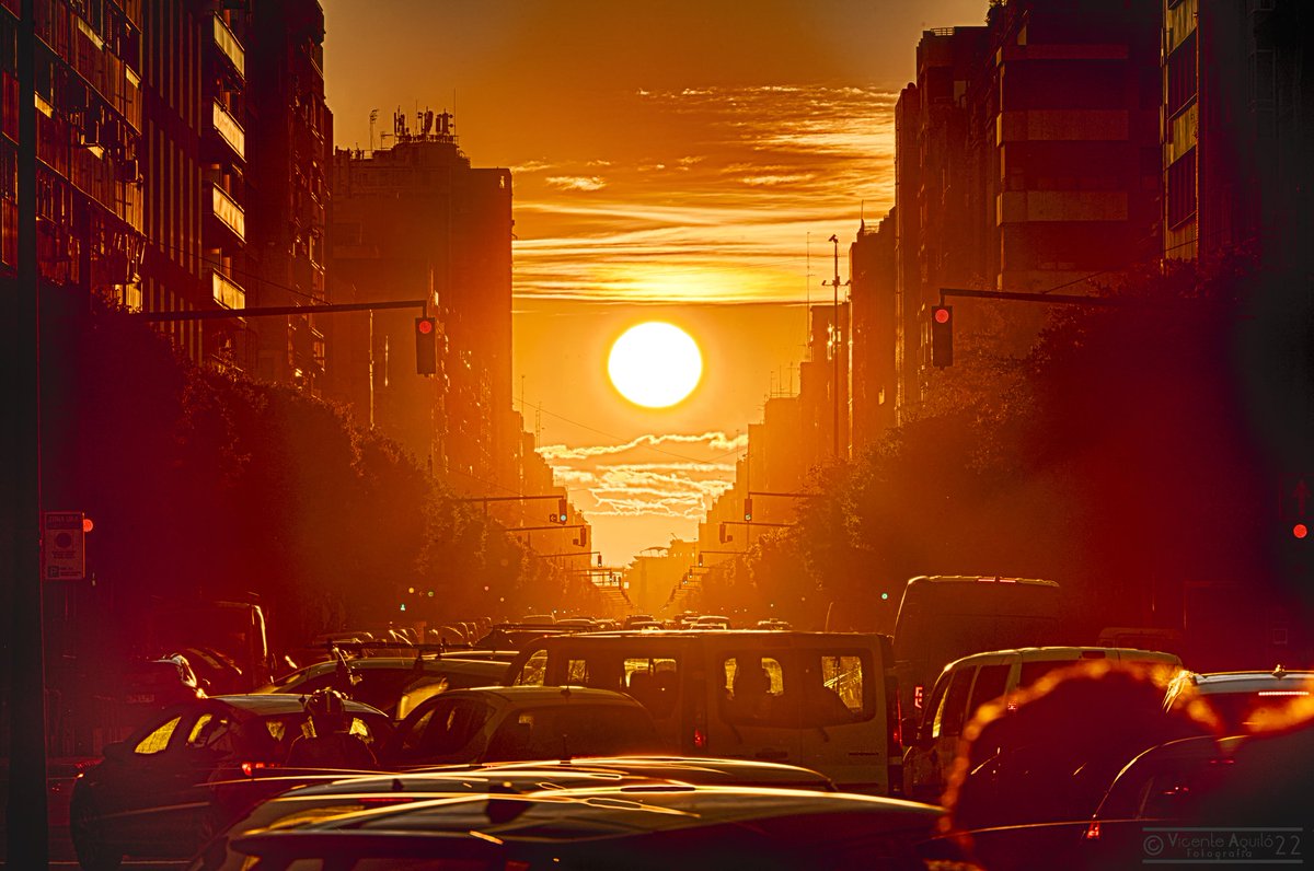 Dos veces al año el sol se alinea con la Avenida del Puerto de Valencia. Hoy era uno de esos días.
<a href="/GVAturisme/">GVA Turisme</a> <a href="/c_valenciana/">Comunitat Valenciana</a> <a href="/TurismeVlc/">Turisme València</a> <a href="/AjuntamentVLC/">Ajuntament València</a> <a href="/AutPortValencia/">Valenciaport</a> <a href="/apuntoratge/">À Punt Oratge</a>