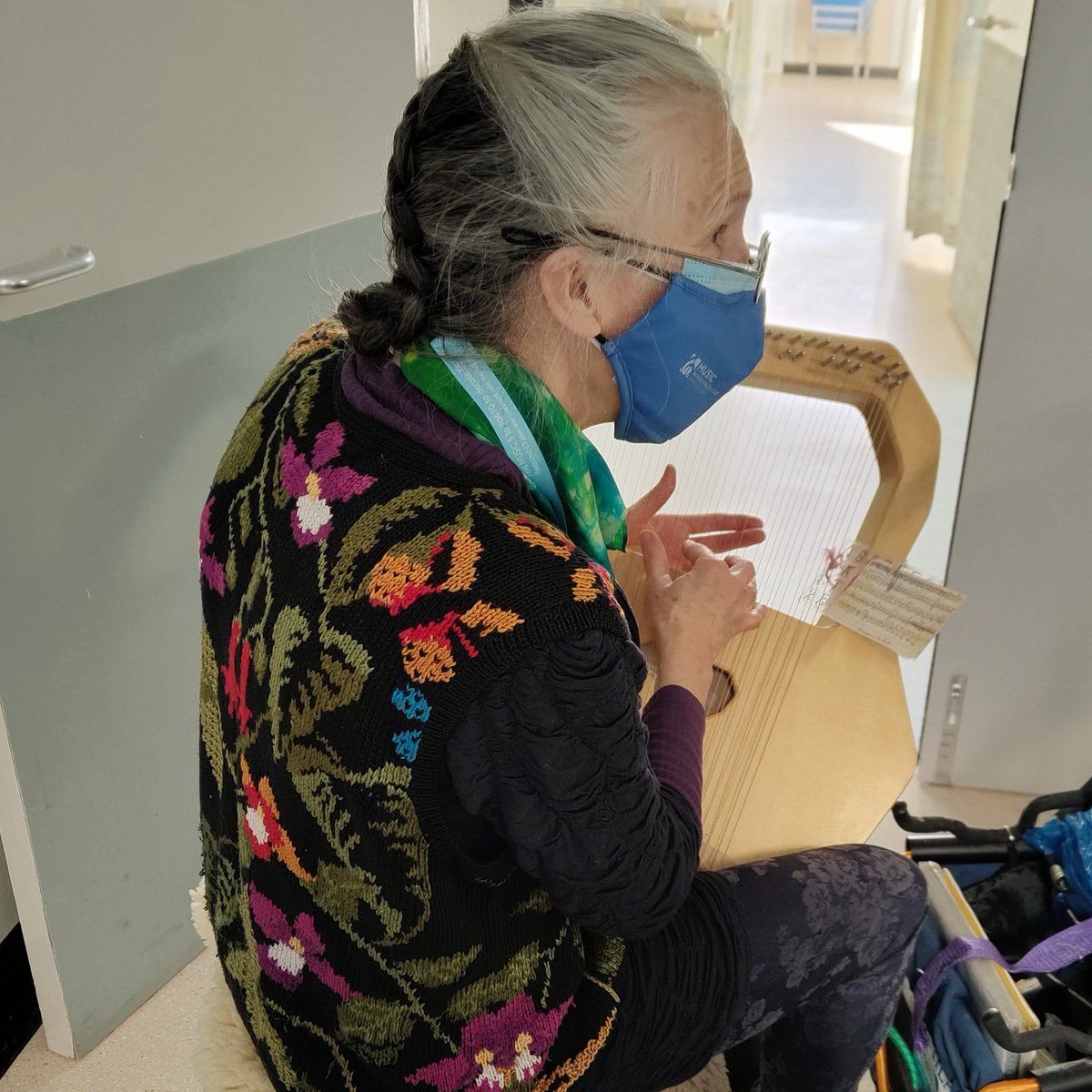 Newcastle_NHS's tweet photo. We were delighted to trial live music at the RVI yesterday in partnership with @MiHCUK ๐ผ. Elizabeth gave a wonderful Lyre performance โค๏ธ. Thanks to the team on @Ward40RVI for being so welcoming & for the great patient song requests! ๐ถ
.
This was funded by our #ArtsProgramme๐จ https://t.co/prhzzoD5w6