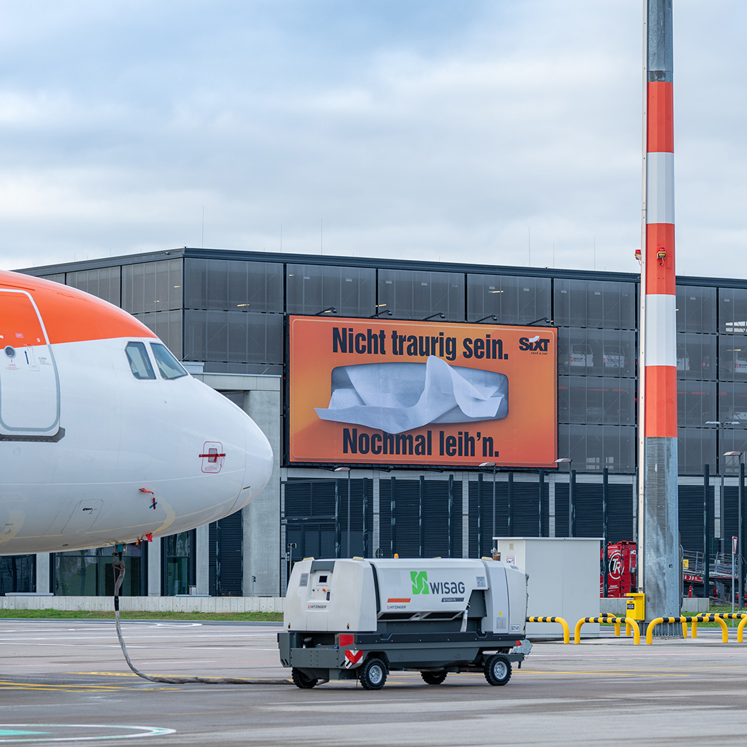 SixtDE's tweet photo. Unser Motto: “Nicht traurig sein. Nochmal leih’n.” 
Das heißt:  
-SIXT Wagen mieten. 😎  
-SIXT Wagen genießen. 😌 
-SIXT Wagen zurückgeben. 😢 
Repeat! 

Habt ihr schonmal dieses Plakat gesehen? 🧐 

#SIXTDE #SIXTrent #SIXT #SIXTApp https://t.co/5I1wvU3ymo