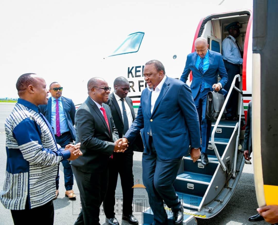 agness_Momanyi's tweet photo. Uhuru fully accepted the job offer from a government whose leadership he said he doesn't recognize 😂. Meanwhile his handshake brother with whom they emptied the public coffers is crying alone in the cold. He is confused on whether to fight @MigunaMiguna  or the government. https://t.co/jLRqsenC7w