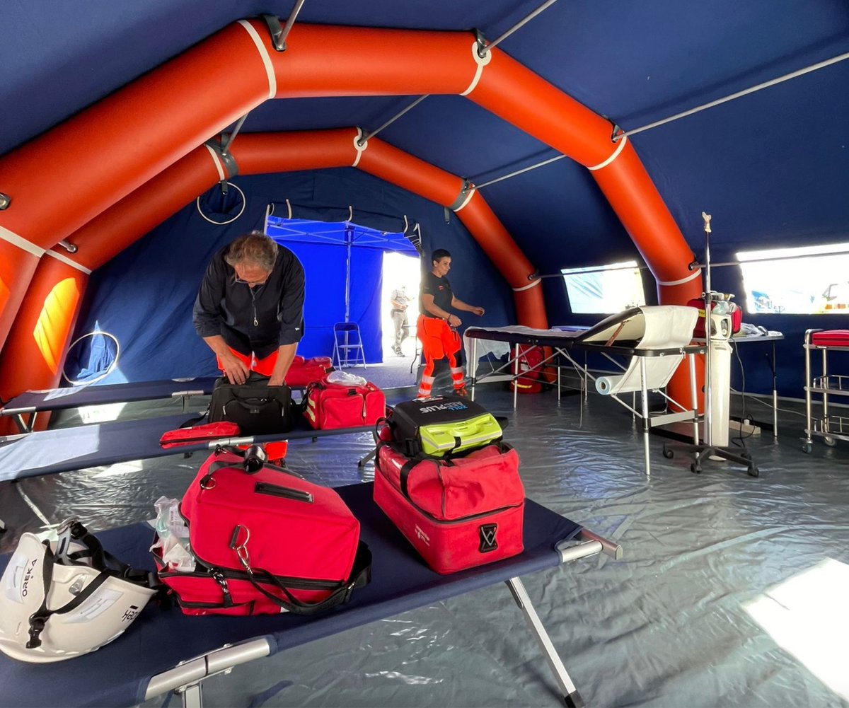 Anpasnazionale's tweet photo. ⛑️Un campo tendato Anpas, condivisione della cultura di protezione civile e prove di evacuazione nelle scuole, allestimento e utilizzo di strutture e mezzi di Protezione Civile. Il nostro primo giorno di #ExeStretto22 
#Anpas https://t.co/420w28UzdE