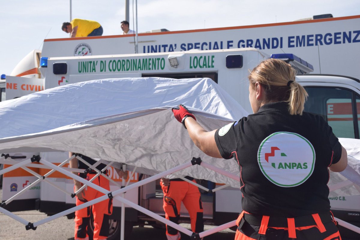 Anpasnazionale's tweet photo. ⛑️Un campo tendato Anpas, condivisione della cultura di protezione civile e prove di evacuazione nelle scuole, allestimento e utilizzo di strutture e mezzi di Protezione Civile. Il nostro primo giorno di #ExeStretto22 
#Anpas https://t.co/420w28UzdE