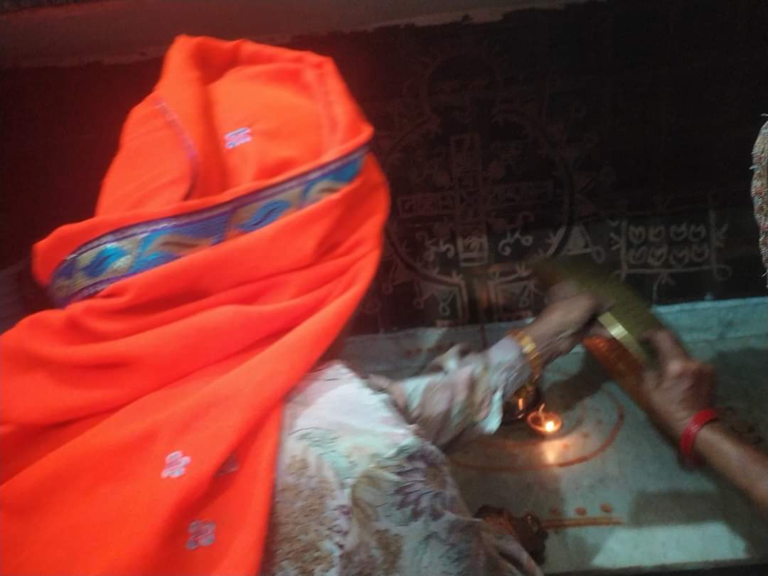 bro0330's tweet photo. देवऊठणी ग्यारस की मौकळी राम राम। 🙏💐

ऊठो देव बैठो देव, ऊठा सां ऊठावां सां,
गया था हम साढ कै माह, आया सां कात्तक माह।
हे देव सुत्तीड़ा साढ मास, हे देव ऊठीड़ा कात्तक मास,
ऊठां सां ऊठावां सां, छींकै हाथ घलावां सां,
छींकै धरी च्यार कचौरी आप खांकीं बाम्हण नैं दीन्ही।

#Haryanvi https://t.co/HiAIz9EDlk