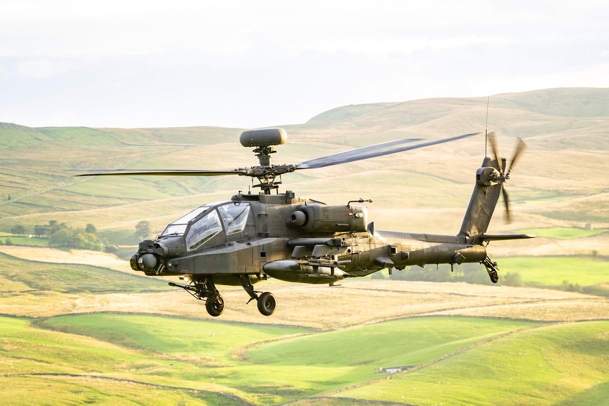 The Yorkshire countryside provided an opportunity for @ArmyAirCorps #helicopter pilots to join forces with the @usairforce 🇺🇸 @1st_AviationBCT British Apaches and US HH60 Pavehawks from the 56th Rescue Squadron trained in rescuing downed aircrew. #FlyFightLead