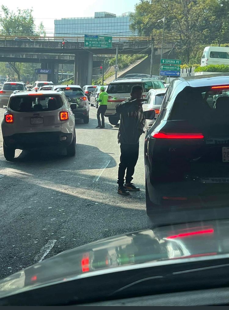 Vuelven los asaltos a Bosque de Tamarindos esquina con Prolongación Paseo de la Reforma. <a href="/AdrianRubalcava/">Adrián Rubalcava</a> @AlcCuajimalpa <a href="/SSC_CDMX/">SSC CDMX</a> <a href="/OHarfuch/">Omar H Garcia Harfuch</a> Esto sucedió hoy por la mañana