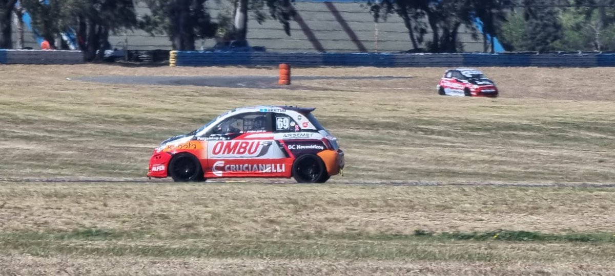Velocisimo_'s tweet photo. #CopaAbarth | Ahora en pista los Abarth en @AutodromoBA https://t.co/LlWddMjcQ6