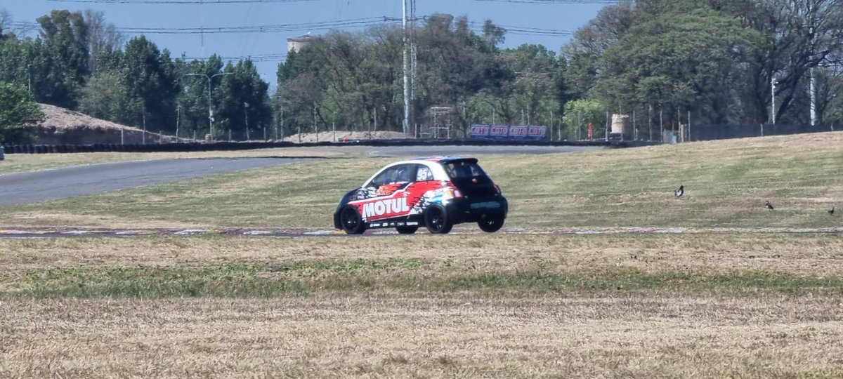 Velocisimo_'s tweet photo. #CopaAbarth | Ahora en pista los Abarth en @AutodromoBA https://t.co/LlWddMjcQ6