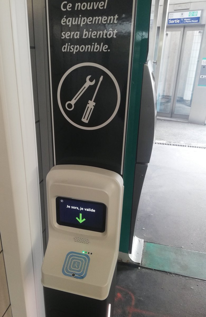"Je sors, je valide" peut-on lire sur ces nouvelles bornes RATP en cours d'installation dans certaines gares RER. Cela prépare, enfin, le passage au sans-contact pour les usagers non abonnés en banlieue mais pas avant 12 à 18 mois