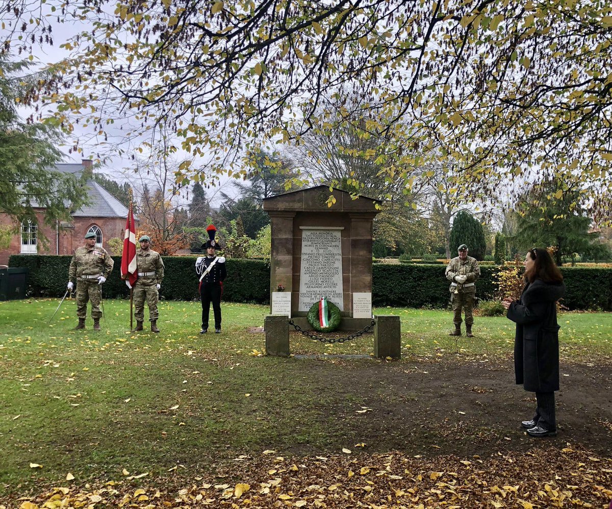 Oggi onoriamo la Giornata dell’Unità Nazionale e delle Forze Armate con una cerimonia alla tomba dei caduti italiani durante la I Guerra Mondiale al cimitero cattolico Vestre Katolsk Kirkegård a Copenaghen. #4novembre