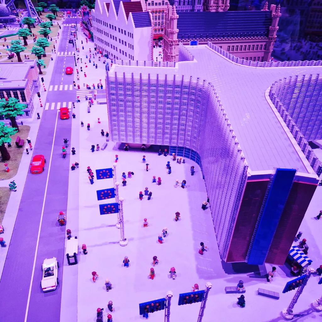 vsierens1's tweet photo. When your work follows you everywhere...#Berlaymont #EuropeanCommission #Legodiscovery https://t.co/1v9aE3qgVj