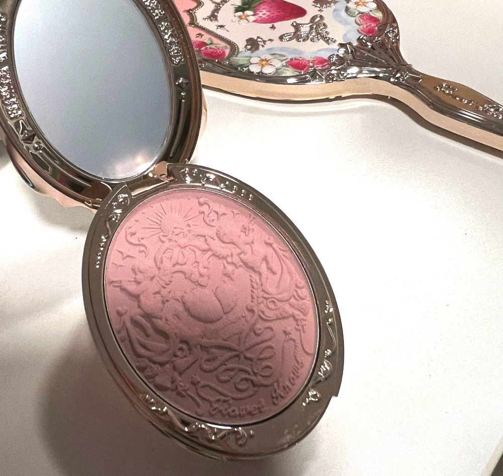 Jo9Linjo's tweet photo. How about my new blush?✨ https://t.co/rIxUv21B1G