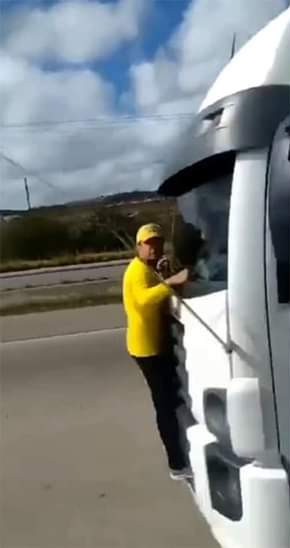 Manifestante que rodou alguns quilômetros sobre o capô de um caminhão, é empresário do agronegócio e diz estar arrependido:

"Não gostei, virei piada na internet, meus filhos estão rindo de mim até agora, e minha mãe me chamou de otário, nunca mais" 🤡😂