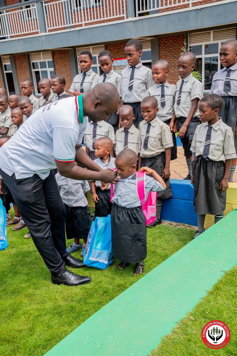 action_bonne's tweet photo. En partenariat avec la Fondation Chinoise pour le Développement Rural, la Fondation Bonne Action UMUGIRANEZA a distribué, ce vendredi 04/11/2022, un kit scolaire à l'école Burundi Dream Academy de Kabezi,  dans le cadre du projet 'Panda Pack". https://t.co/klkyLuR7uI