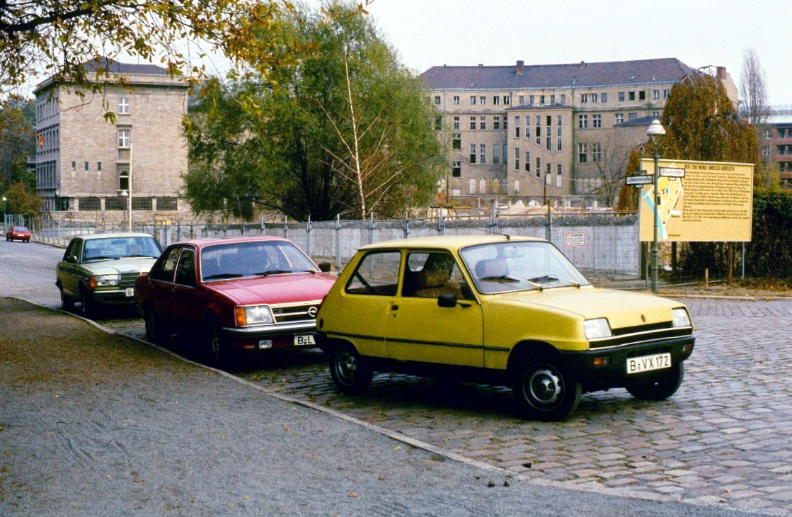 Sebastian Ruff (@sebastianruff) on Twitter photo #OTD 1984: Besuch am Rand des Berliner Zoologischen Garten. Bald soll hier die 3-Hektar-Erweiterung entstehen. #sammlungonline #mitGoetzedurchBerlin #Tiergarten sammlung-online.stadtmuseum.de/Details/Index/… Bild: © Rolf Goetze | Stadtmuseum Berlin @zooberlin <a href="/EmbEspAlemania/">Embajada de España en Alemania</a> #OTD 1984: Besuch am Rand des Berliner Zoologischen Garten. Bald soll hier die 3-Hektar-Erweiterung entstehen. #sammlungonline #mitGoetzedurchBerlin #Tiergarten sammlung-online.stadtmuseum.de/Details/Index/… Bild: © Rolf Goetze | Stadtmuseum Berlin @zooberlin <a href="/EmbEspAlemania/">Embajada de España en Alemania</a>