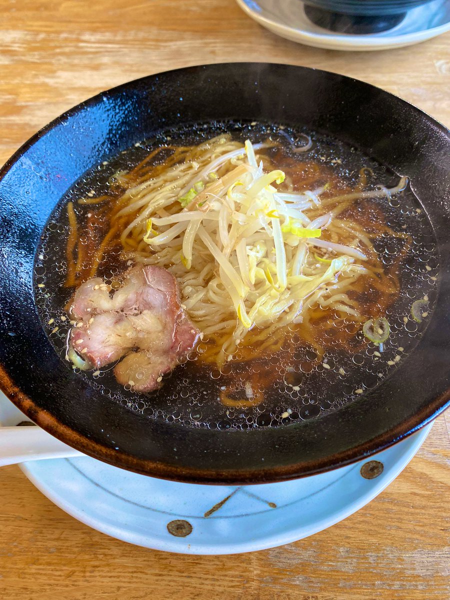 jet_li_is_god's tweet photo. 税込400円の醤油ラーメン
中々うまい https://t.co/KHJXwSUaYl