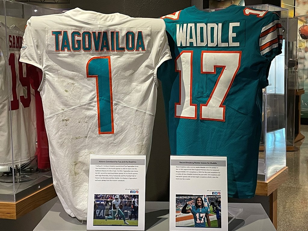 ProFootballHOF's tweet image. 🗣New to the Pro Football Hall of Fame

The jersey that @MiamiDolphins QB @Tua wore when he threw a record-tying four touchdowns in the fourth quarter against Baltimore on September 18 is now in display in Canton.
