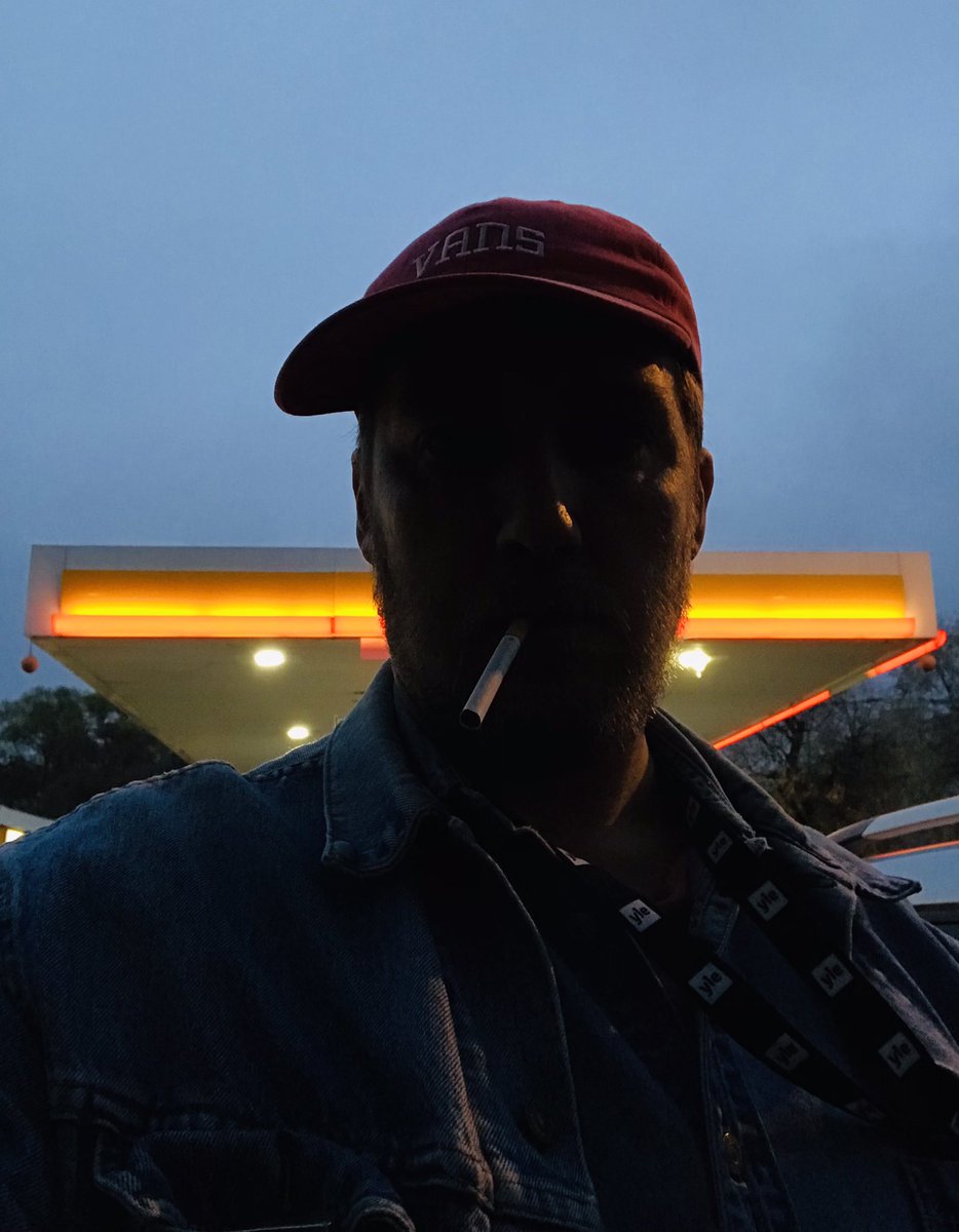 Idag sätter jag truckerkepsen på och för #Nyhetspodden på rundtur genom ett febrigt Amerika tillsammans med <a href="/DanielOlin/">Daniel Olin</a> USA är på helspänn inför valet, som är en strid på kniven. Så vad väger tyngre; bensinpris eller aborträtt? Demokrati eller ekonomi?🇺🇸 arenan.yle.fi/1-63847995?utm…