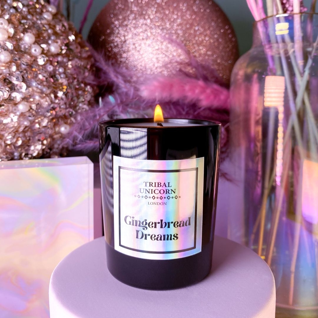 Looking for a fragrance that will make you feel warm and cozy this season?

Gingerbread Dreams - A dreamy blend of vanilla, cookie, anise and homemade gingerbread.

It smells as good as it sounds 🤤

Shop Christmas 👉🏾 tribal-unicorn.com/collections/ch…