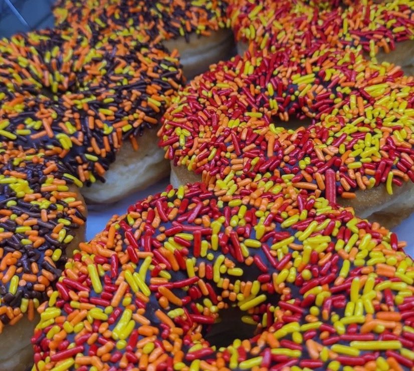 Fall weather means fall donuts! 🍂 
⠀⠀⠀⠀⠀⠀⠀⠀⠀
Do you like chocolate sprinkled donuts?
⠀⠀⠀⠀⠀⠀⠀⠀⠀
📸 @honeydew_hudson_marlborough 
⠀⠀⠀⠀⠀⠀⠀⠀⠀
#HeresToTheDewers #Fall #Autumn #FallDonuts #ChocolateSprinkled #HoneyDewDonuts #NewEnglandDonuts