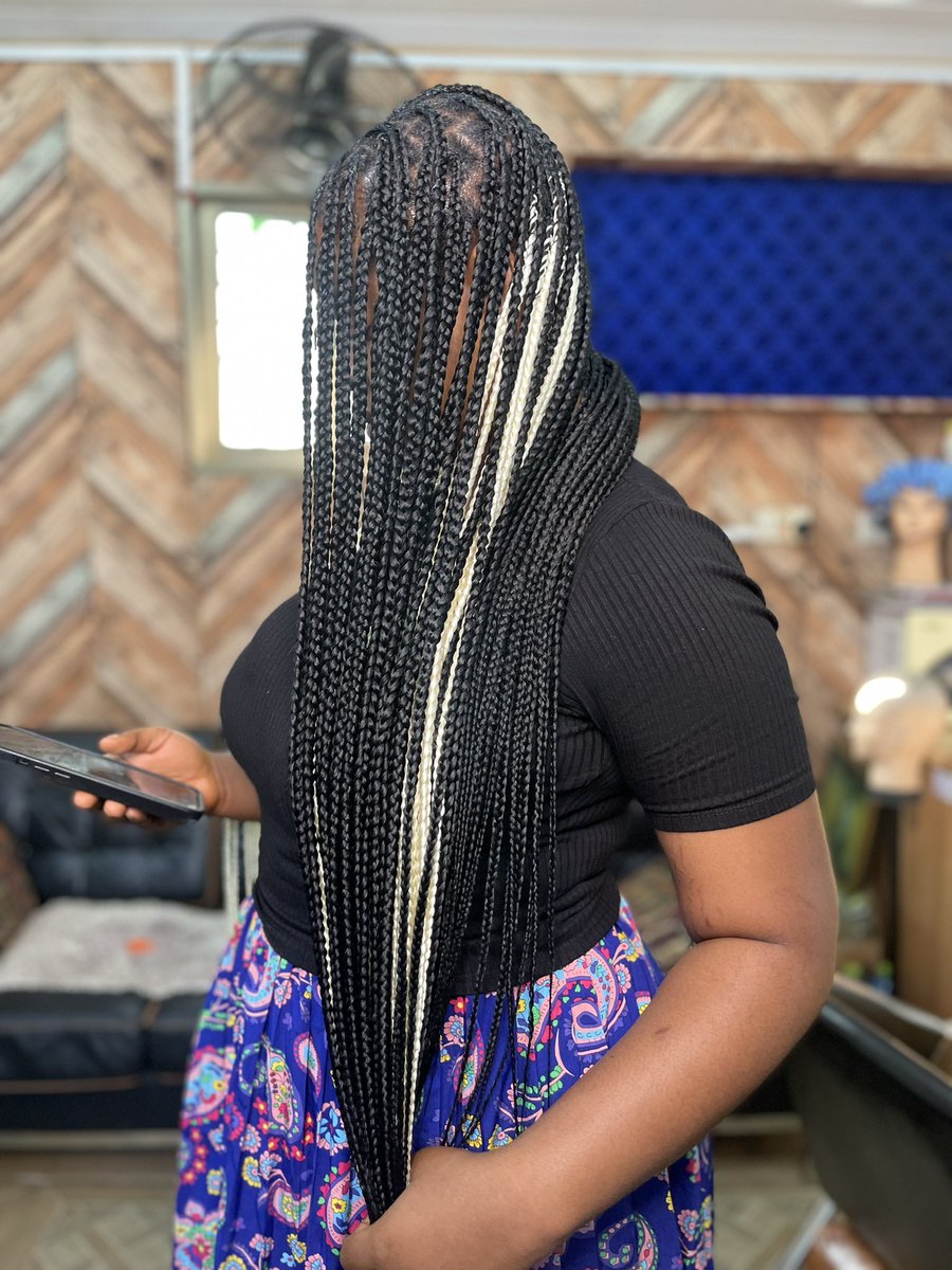 mawsbraid's tweet photo. Style:knotless Box braid in black and white (off white)
Send us a dm to book an appointment.
▪️▪️▪️▪️▪️
#mawsgang #mawsbraids #knotlessbraids #cornrowstyles #braiderinnungua #braids #neatbraids #braideringhana #braiderinaccra #whitebraids #colouredbraids https://t.co/VmYxFgQf1x