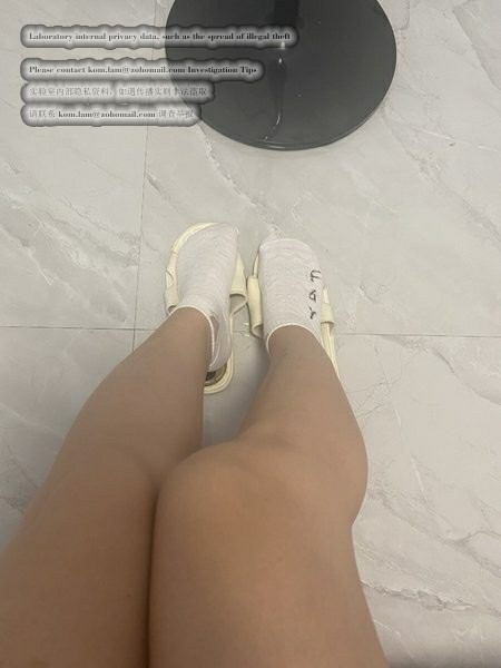 surenpark's tweet photo. 短发太妹做过陪酒，也做过夜场，有男朋友就翘起双脚啥也不做，对着男人一副乖巧的模样，背后却用粗口辱骂对方傻逼，卫生习性一塌糊涂，几天不换袜子，袜尖被汗水浸成了泥垢色，闻起来有一股��以言喻的臭味，千万别告诉别人这是从我家产出的…我都嫌恶心

#素人 #原味 #太妹 #粗口 #羞辱 #重口 #情侣主 https://t.co/2yWINixqya