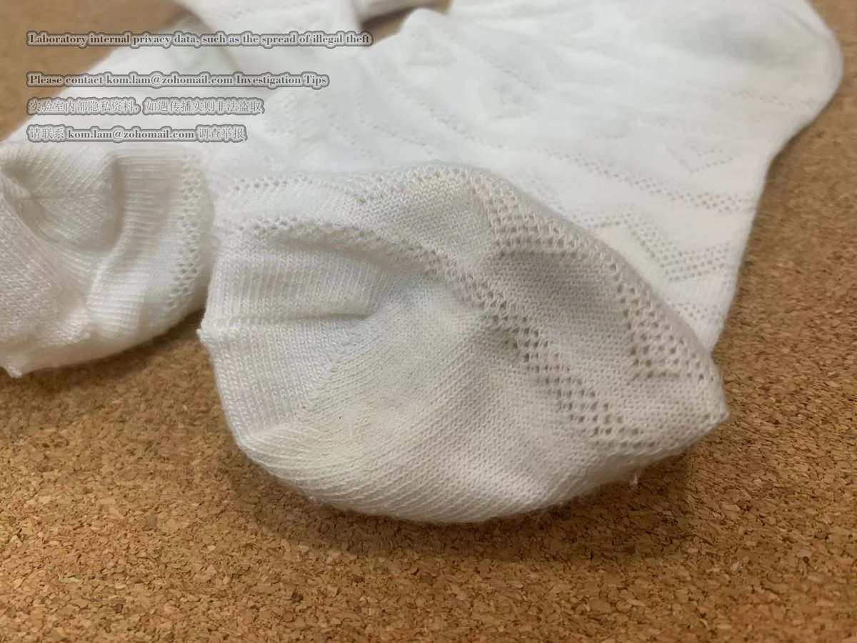 surenpark's tweet photo. 短发太妹做过陪酒，也做过夜场，有男朋友就翘起双脚啥也不做，对着男人一副乖巧的模样，背后却用粗口辱骂对方傻逼，卫生习性一塌糊涂，几天不换袜子，袜尖被汗水浸成了泥垢色，闻起来有一股��以言喻的臭味，千万别告诉别人这是从我家产出的…我都嫌恶心

#素人 #原味 #太妹 #粗口 #羞辱 #重口 #情侣主 https://t.co/2yWINixqya