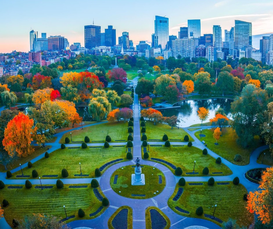 This weekend is going to be a beautiful fall weekend in Boston! 🍂☀️ If you're still looking for plans, we've put together a list on everything going on this weekend in Boston: bit.ly/3nKlsvs 📸: bit.ly/3gXnua7