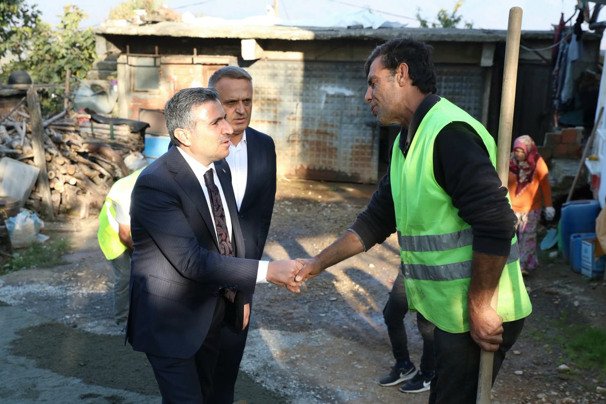 duzce_valiligi's tweet photo. 📍 Akçakoca 

Valimiz Sayın @Cevdet_Atay, Akçakoca Kaymakamı Mustafa Can ve kurum amirleri ile birlikte Tepeköy köyünde,

İl Özel İdaresi ekiplerince yapılan silindirle sıkıştırılmış beton yol yapım çalışmalarını yerinde inceleyerek, yetkililerden bilgi aldı. https://t.co/3TlcHk05qT